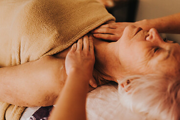 Masaż głowy i twarzy